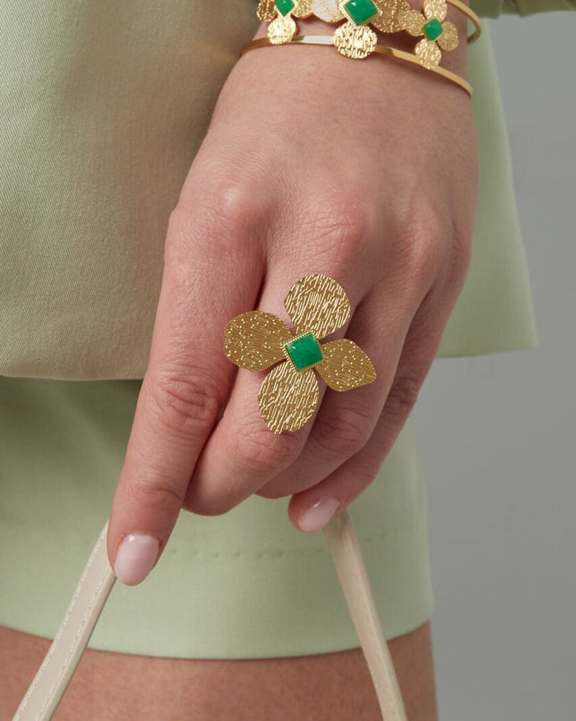 Bloem ring met groene steen - goud