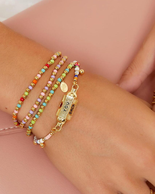 Armband gekleurde en gouden kralen