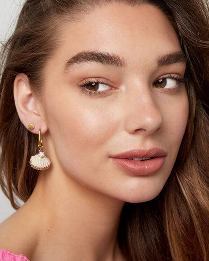 Oorbellen zeeschelp met sterretje - Goud