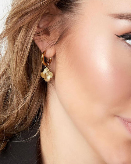 Oorbellen met hartjesbloem Zilver