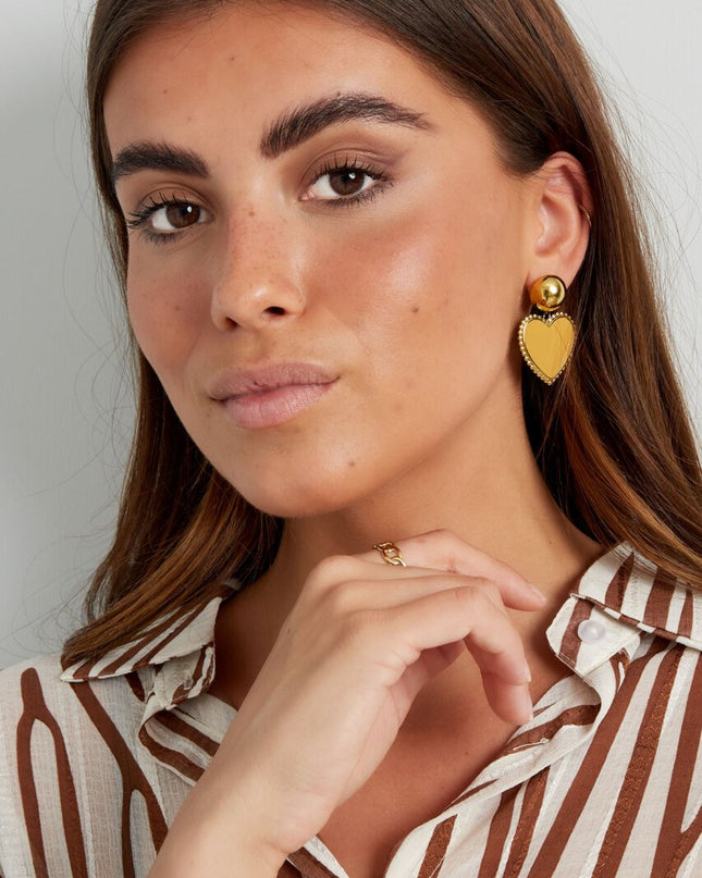 Oorbellen knopje met hart - beige/mosterdgeel