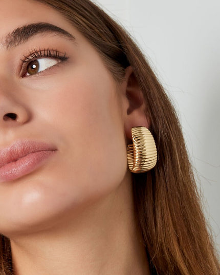 Oorbellen grove streepjes print - goud