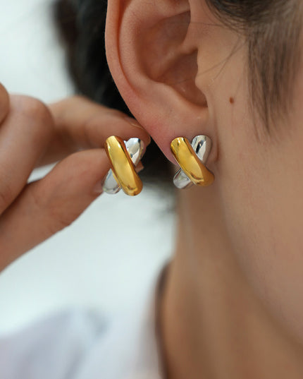 Twee kleurige oorbellen goud en zilver